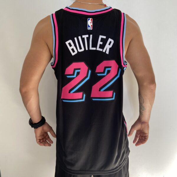 Camiseta Regata Basquete NBA Miami Heat Swingman Jimmy Butler 22 City Edition Preta 2019 Nike - Imagem 10
