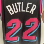 Camiseta Regata Basquete NBA Miami Heat Swingman Jimmy Butler 22 City Edition Preta 2019 Nike - Imagem 11