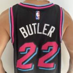 Camiseta Regata Basquete NBA Miami Heat Swingman Jimmy Butler 22 City Edition Preta 2019 Nike - Imagem 12