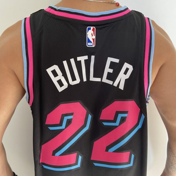 Camiseta Regata Basquete NBA Miami Heat Swingman Jimmy Butler 22 City Edition Preta 2019 Nike - Imagem 12