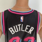 Camiseta Regata Basquete NBA Miami Heat Swingman Jimmy Butler 22 City Edition Preta 2019 Nike - Imagem 13
