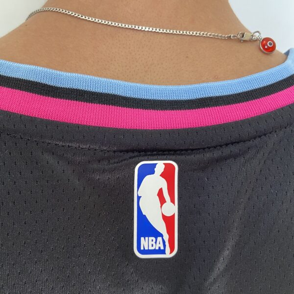 Camiseta Regata Basquete NBA Miami Heat Swingman Jimmy Butler 22 City Edition Preta 2019 Nike - Imagem 14