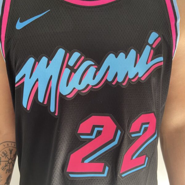 Camiseta Regata Basquete NBA Miami Heat Swingman Jimmy Butler 22 City Edition Preta 2019 Nike - Imagem 6