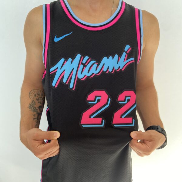 Camiseta Regata Basquete NBA Miami Heat Swingman Jimmy Butler 22 City Edition Preta 2019 Nike - Imagem 5