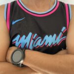 Camiseta Regata Basquete NBA Miami Heat Swingman Jimmy Butler 22 City Edition Preta 2019 Nike - Imagem 4