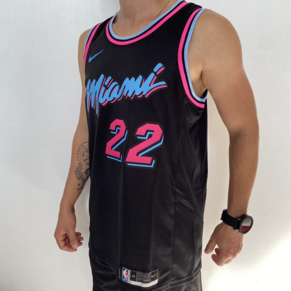 Camiseta Regata Basquete NBA Miami Heat Swingman Jimmy Butler 22 City Edition Preta 2019 Nike - Imagem 3