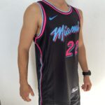 Camiseta Regata Basquete NBA Miami Heat Swingman Jimmy Butler 22 City Edition Preta 2019 Nike - Imagem 2