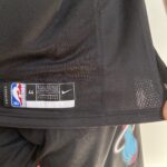 Camiseta Regata Basquete NBA Miami Heat Swingman Jimmy Butler 22 City Edition Preta 2019 Nike - Imagem 7