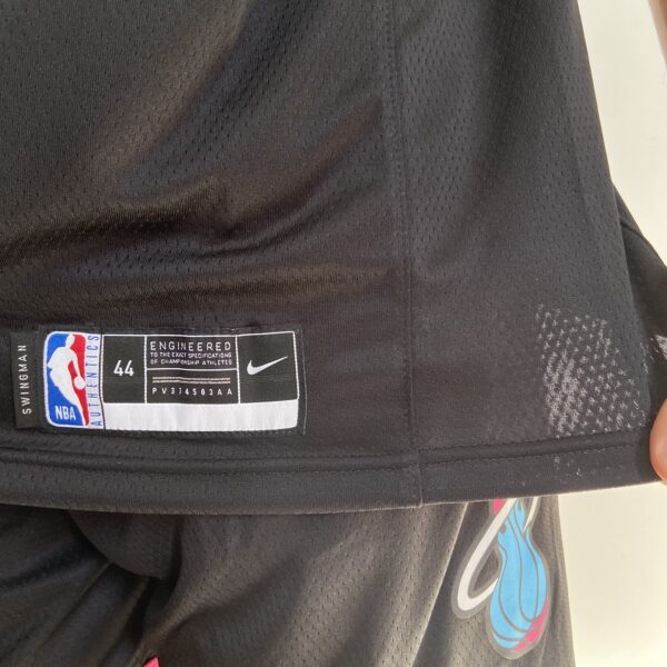 Camiseta Regata Basquete NBA Miami Heat Swingman Jimmy Butler 22 City Edition Preta 2019 Nike - Imagem 7
