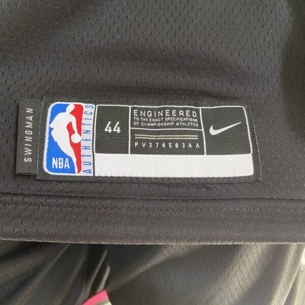 Camiseta Regata Basquete NBA Miami Heat Swingman Jimmy Butler 22 City Edition Preta 2019 Nike - Imagem 8