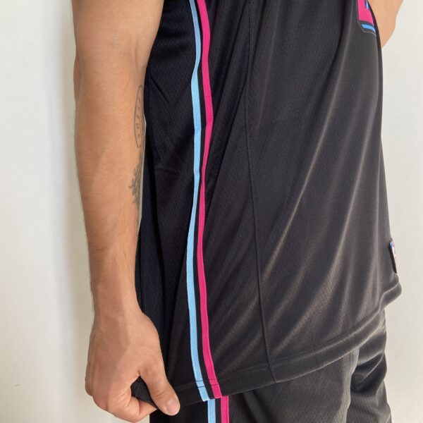 Camiseta Regata Basquete NBA Miami Heat Swingman Jimmy Butler 22 City Edition Preta 2019 Nike - Imagem 9