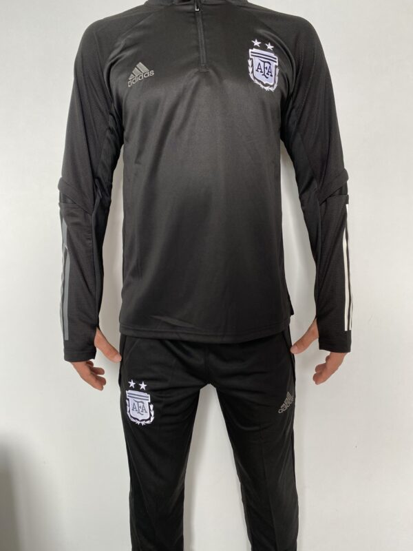 2023-07-19 14.07.15 Argentina Conjunto Casaco Jaqueta e Calça Longa Treino 2022 Adidas - Imagem 1