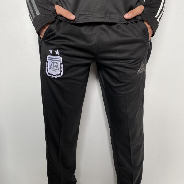 2023-07-19 14.08.26 Argentina Conjunto Casaco Jaqueta e Calça Longa Treino 2022 Adidas - Imagem 22