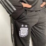 Argentina Conjunto Casaco Jaqueta e Calça Longa Treino 2022 Adidas - Imagem 23