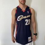 Camiseta Regata NBA Camiseta Regata NBA Mitchell & Ness 2008/09 - Cleveland Cavaliers - Cavs - LeBron James 23 - Azul Marinho - Imagem 2