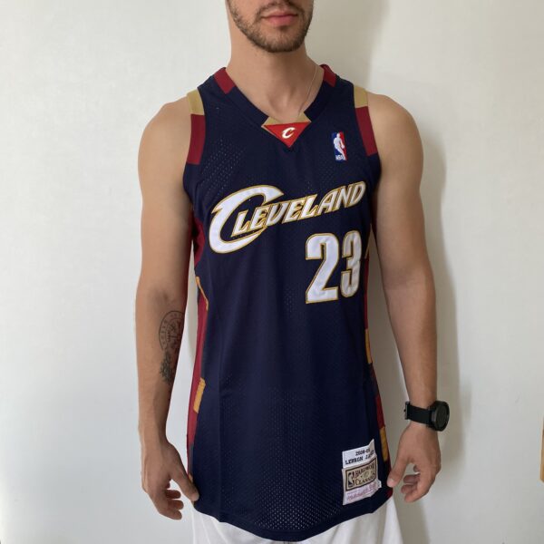 Camiseta Regata NBA Camiseta Regata NBA Mitchell & Ness 2008/09 - Cleveland Cavaliers - Cavs - LeBron James 23 - Azul Marinho - Imagem 2