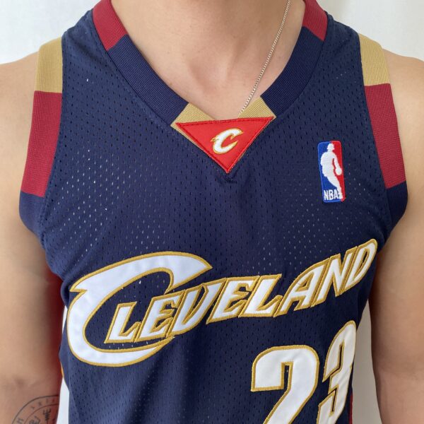 Camiseta Regata NBA Camiseta Regata NBA Mitchell & Ness 2008/09 - Cleveland Cavaliers - Cavs - LeBron James 23 - Azul Marinho - Imagem 3