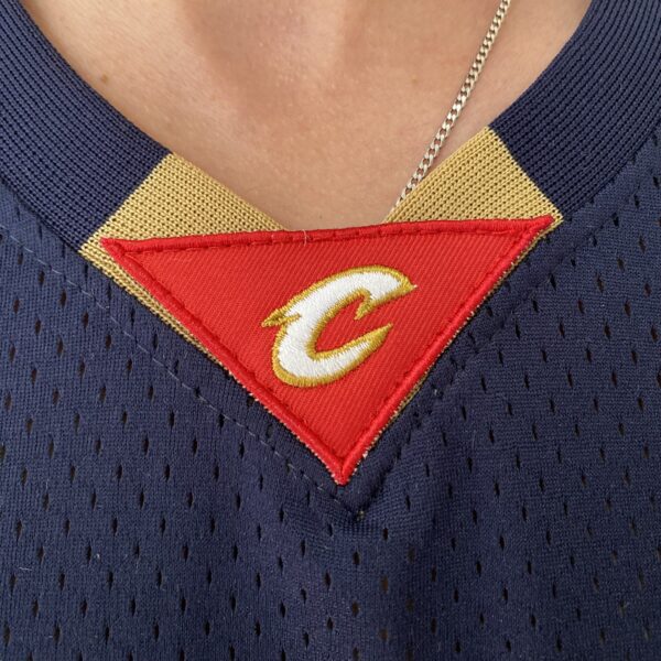 Camiseta Regata NBA Camiseta Regata NBA Mitchell & Ness 2008/09 - Cleveland Cavaliers - Cavs - LeBron James 23 - Azul Marinho - Imagem 4