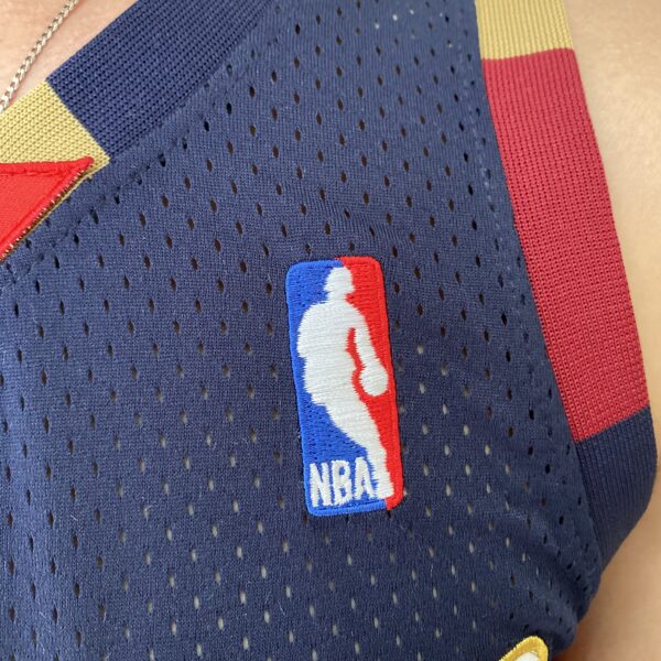 Camiseta Regata NBA Camiseta Regata NBA Mitchell & Ness 2008/09 - Cleveland Cavaliers - Cavs - LeBron James 23 - Azul Marinho - Imagem 5