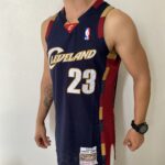 Camiseta Regata NBA Camiseta Regata NBA Mitchell & Ness 2008/09 - Cleveland Cavaliers - Cavs - LeBron James 23 - Azul Marinho - Imagem 10