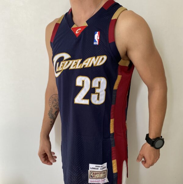 Camiseta Regata NBA Camiseta Regata NBA Mitchell & Ness 2008/09 - Cleveland Cavaliers - Cavs - LeBron James 23 - Azul Marinho - Imagem 10