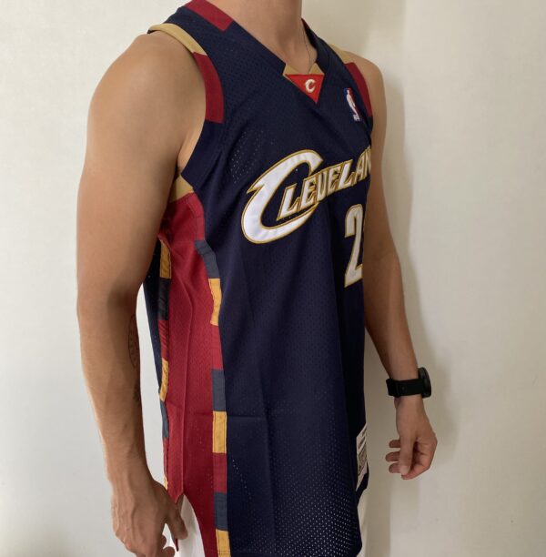 Camiseta Regata NBA Camiseta Regata NBA Mitchell & Ness 2008/09 - Cleveland Cavaliers - Cavs - LeBron James 23 - Azul Marinho - Imagem 11