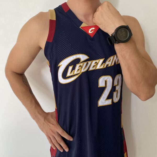 Camiseta Regata NBA Camiseta Regata NBA Mitchell & Ness 2008/09 - Cleveland Cavaliers - Cavs - LeBron James 23 - Azul Marinho - Imagem 15