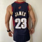 Camiseta Regata NBA Camiseta Regata NBA Mitchell & Ness 2008/09 - Cleveland Cavaliers - Cavs - LeBron James 23 - Azul Marinho - Imagem 16