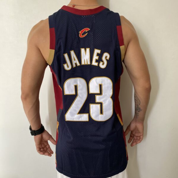 Camiseta Regata NBA Camiseta Regata NBA Mitchell & Ness 2008/09 - Cleveland Cavaliers - Cavs - LeBron James 23 - Azul Marinho - Imagem 16