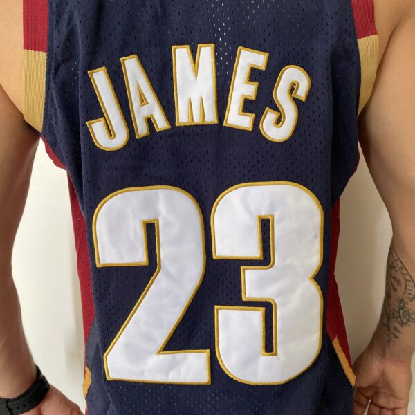 Camiseta Regata NBA Camiseta Regata NBA Mitchell & Ness 2008/09 - Cleveland Cavaliers - Cavs - LeBron James 23 - Azul Marinho - Imagem 19