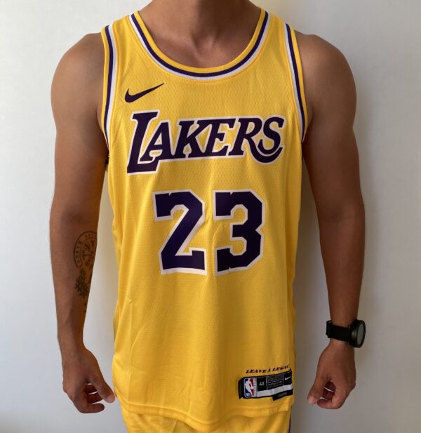 Camiseta Regata NBA LeBron James Los Angeles Lakers 23 Icon Edition Amarela 2023 Nike - Imagem 1