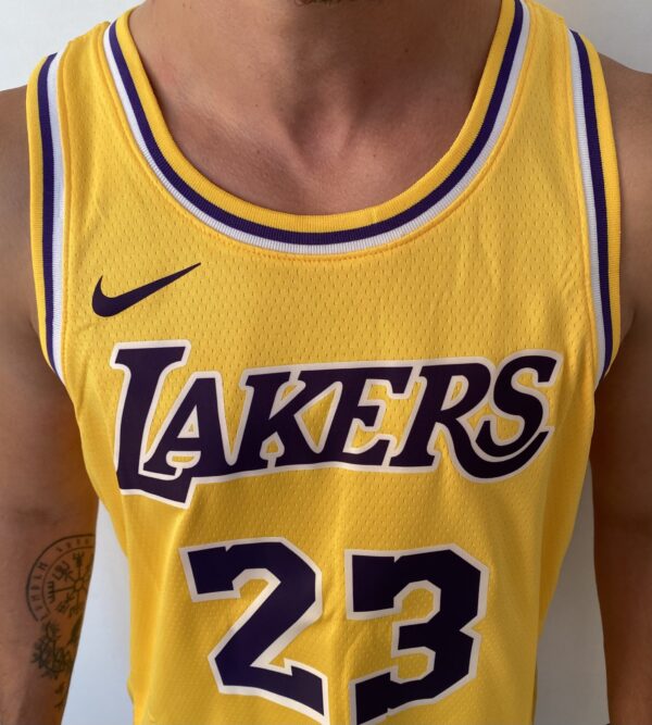 Camiseta Regata NBA LeBron James Los Angeles Lakers 23 Icon Edition Amarela 2023 Nike - Imagem 3