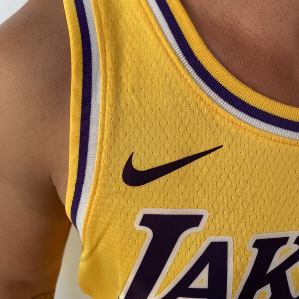 Camiseta Regata NBA LeBron James Los Angeles Lakers 23 Icon Edition Amarela 2023 Nike - Imagem 4