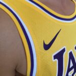 Camiseta Regata NBA LeBron James Los Angeles Lakers 23 Icon Edition Amarela 2023 Nike - Imagem 5