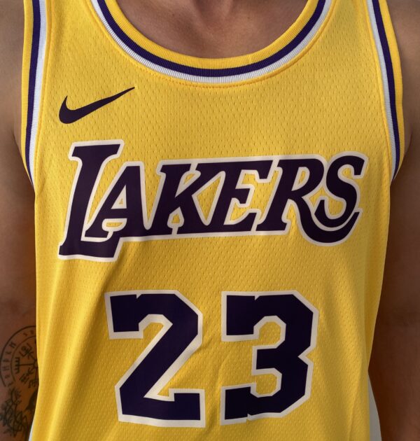 Camiseta Regata NBA LeBron James Los Angeles Lakers 23 Icon Edition Amarela 2023 Nike - Imagem 6