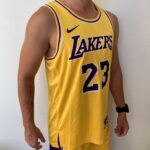 Camiseta Regata NBA LeBron James Los Angeles Lakers 23 Icon Edition Amarela 2023 Nike - Imagem 11