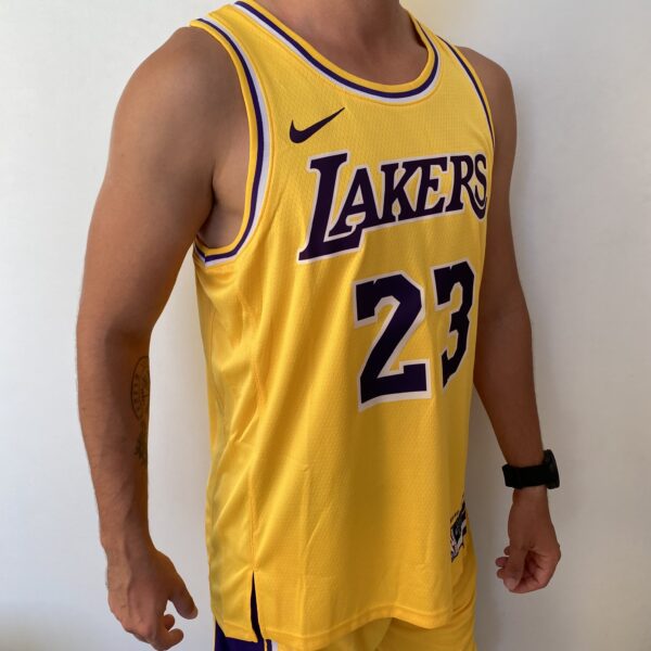 Camiseta Regata NBA LeBron James Los Angeles Lakers 23 Icon Edition Amarela 2023 Nike - Imagem 11