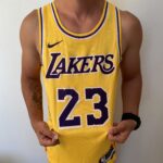 Camiseta Regata NBA LeBron James Los Angeles Lakers 23 Icon Edition Amarela 2023 Nike - Imagem 9