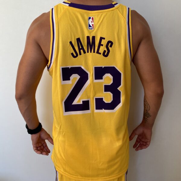 Camiseta Regata NBA LeBron James Los Angeles Lakers 23 Icon Edition Amarela 2023 Nike - Imagem 15