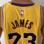 Camiseta Regata NBA LeBron James Los Angeles Lakers 23 Icon Edition Amarela 2023 Nike - Imagem 16