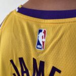 Camiseta Regata NBA LeBron James Los Angeles Lakers 23 Icon Edition Amarela 2023 Nike - Imagem 20