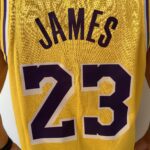 Camiseta Regata NBA LeBron James Los Angeles Lakers 23 Icon Edition Amarela 2023 Nike - Imagem 18