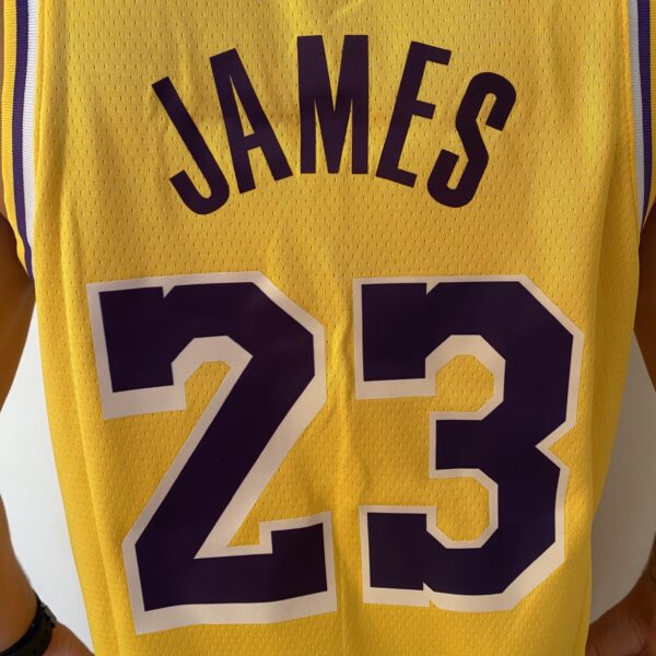 Camiseta Regata NBA LeBron James Los Angeles Lakers 23 Icon Edition Amarela 2023 Nike - Imagem 18