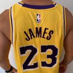 Camiseta Regata NBA LeBron James Los Angeles Lakers 23 Icon Edition Amarela 2023 Nike - Imagem 17