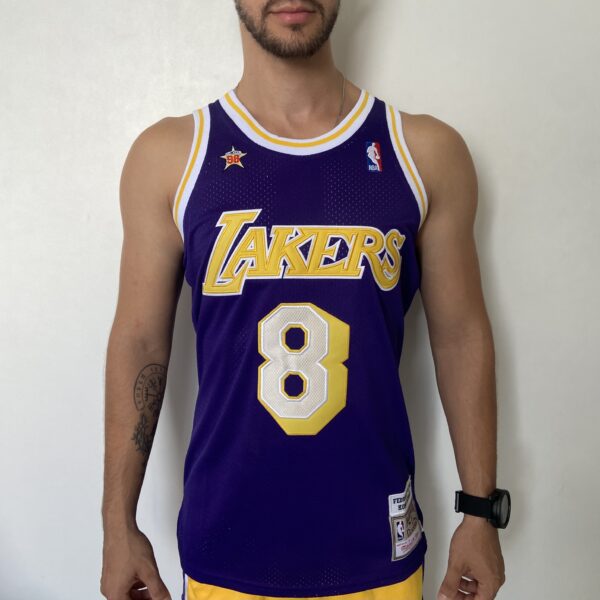 Camiseta Regata Basquete NBA Los Angeles Lakers Mitchell & Ness 8 de Fevereiro de 1998 Roxa – Kobe Bryant – 8 – Edição Especial – All Star - Imagem 2