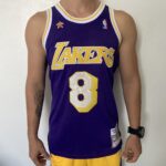 Camiseta Regata Basquete NBA Los Angeles Lakers Mitchell & Ness 8 de Fevereiro de 1998 Roxa – Kobe Bryant – 8 – Edição Especial – All Star