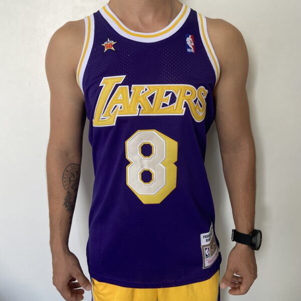 Camiseta Regata Basquete NBA Los Angeles Lakers Mitchell & Ness 8 de Fevereiro de 1998 Roxa – Kobe Bryant – 8 – Edição Especial – All Star - Imagem 1
