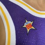 Camiseta Regata Basquete NBA Los Angeles Lakers Mitchell & Ness 8 de Fevereiro de 1998 Roxa – Kobe Bryant – 8 – Edição Especial – All Star - Imagem 4