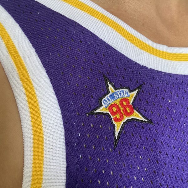 Camiseta Regata Basquete NBA Los Angeles Lakers Mitchell & Ness 8 de Fevereiro de 1998 Roxa – Kobe Bryant – 8 – Edição Especial – All Star - Imagem 4
