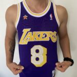 Camiseta Regata Basquete NBA Los Angeles Lakers Mitchell & Ness 8 de Fevereiro de 1998 Roxa – Kobe Bryant – 8 – Edição Especial – All Star - Imagem 7